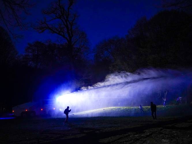 IN BEELD. Waterkanon, vuurtjes en bebloede agenten bij "veldslag" in Ter Kamerenbos