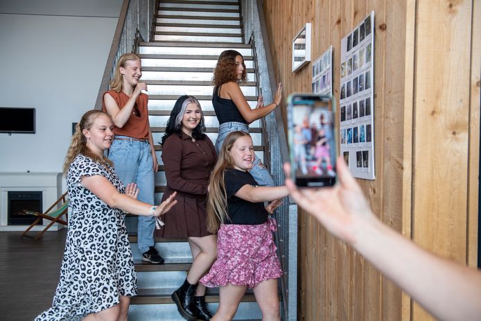 Lola Pani (midden) leert kinderen kinderen hoe ze zelf ook gave TikTok-video's kunnen maken.