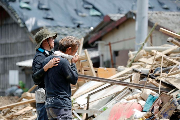 Familie reageert op de bouwval van een huis waar drie mensen in zijn omgekomen in  in Uwajima, in de prefectuur Ehime.