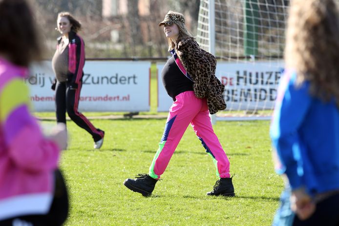 Voetballen in de voorjaarszon bij vv Wernhout.
