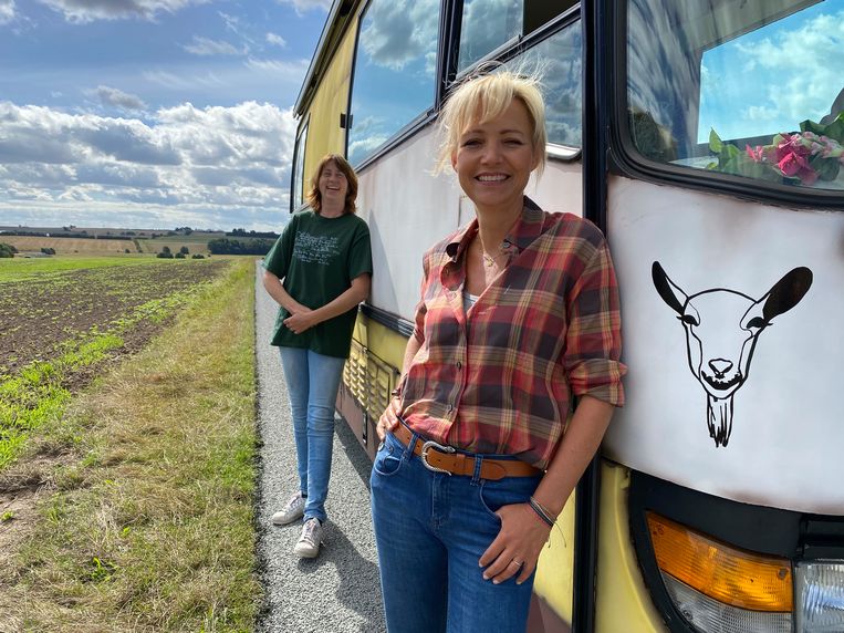 Er staat een nieuw seizoen van Onze boerderij in Europa voor de deur en dit keer gaat Yvon Jaspers niet alleen op reis. Boerin Bertie gaat namelijk met haar mee! Beeld KRO-NCRV