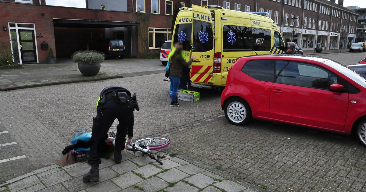 Meisje op de fiets gewond na aanrijding in Waalwijk.