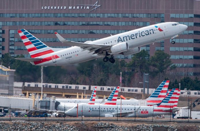 Een Boeing 737 MAX van American Airlines stijgt op vanaf de luchthaven van Arlington (Virginia). De foto dateert van maandag.