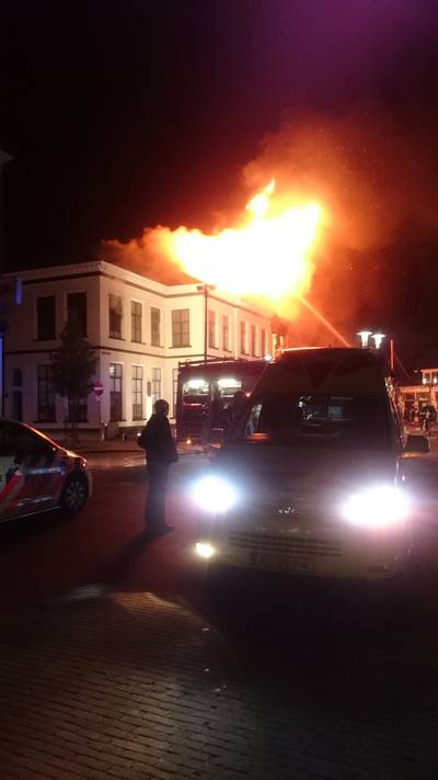 Grote brand in oude gemeentehuis Wolvega: horecazaken ontruimd