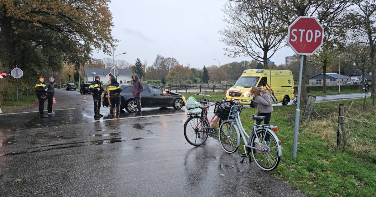 Twee scholieren naar het ziekenhuis gebracht na aanrijding in Wageningen.