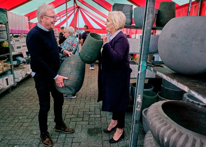 Rob Deary en zijn vrouw Bep Kolsloot uit Papendrecht hebben twee nieuwe vazen op de kop getikt. ,,We komen hier al jaren.''