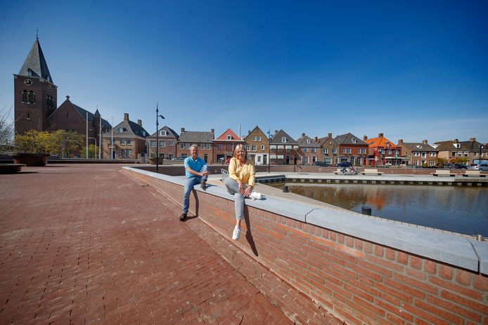 De werkzaamheden aan de haven van Dinteloord zijn in 2020 afgerond. Projectleider Kees Kerstens en toenmalige wethouder Wilma Baartmans gingen trots op de foto.