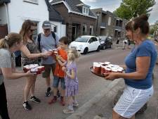 Met limonade en spekje iets betekenen voor de wijk, dat doet de Geldropse Sluisstraat al vijftien jaar tijdens de vierdaagse