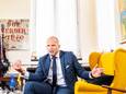 Theo Francken (N-VA) heeft een Vlaamse én een NAVO-vlag op zijn bureau.