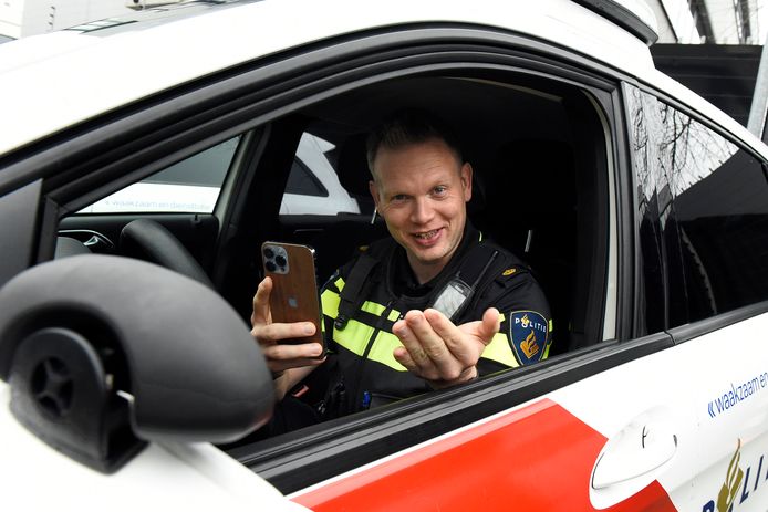 Politieagent Dennis Schuring is een hit op Instagram.