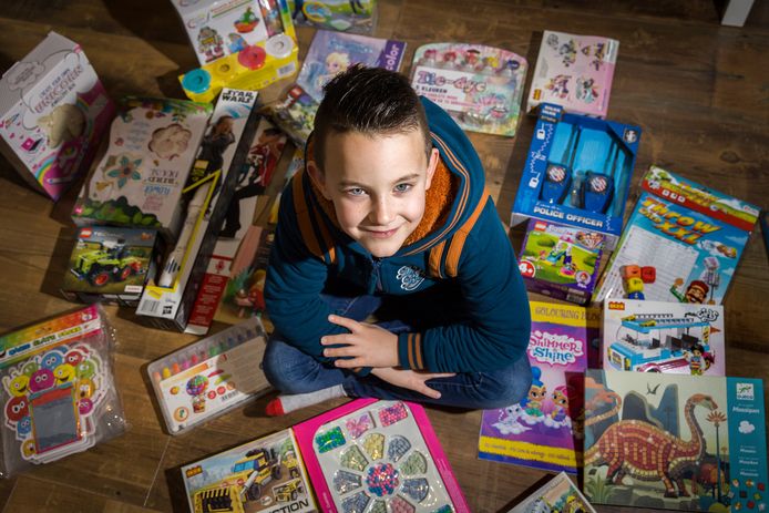 De 7-jarige Xavi Clements Sparreboom zamelt onder andere cadeau’s in voor de stichting Jarige Job.