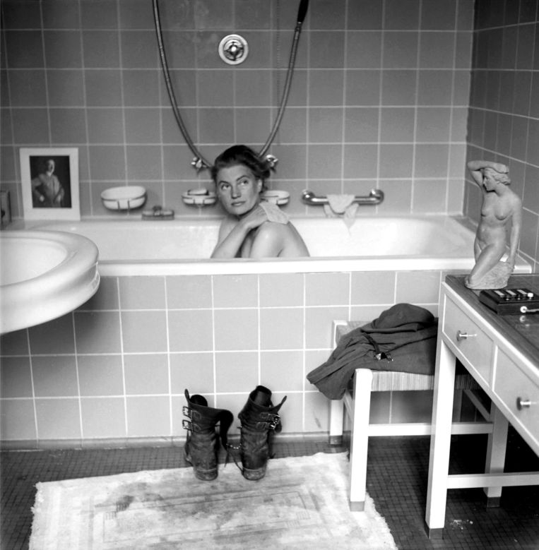 Lee Miller neemt haar eerste bad in weken in Hitlers badkuip in München, 1945.  Beeld The LIFE Picture Collection/Gett