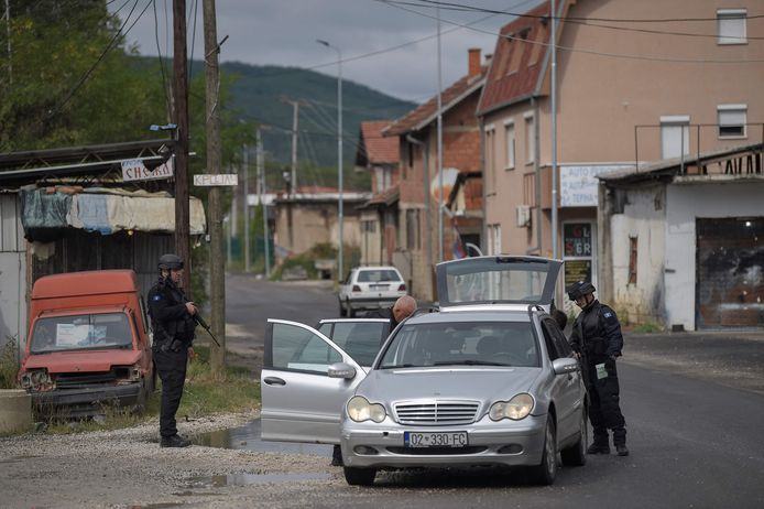 Kosovaarse agenten inspecteren een auto bij het plaatsje Zvecan. (25/09/23)
