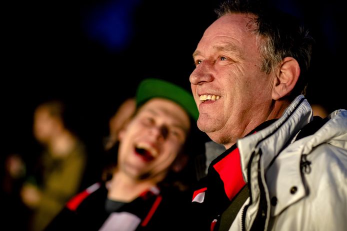 2019-02-07 18:04:14 HILVERSUM - Piet Paulusma wordt op het Mediapark omringd door fans.