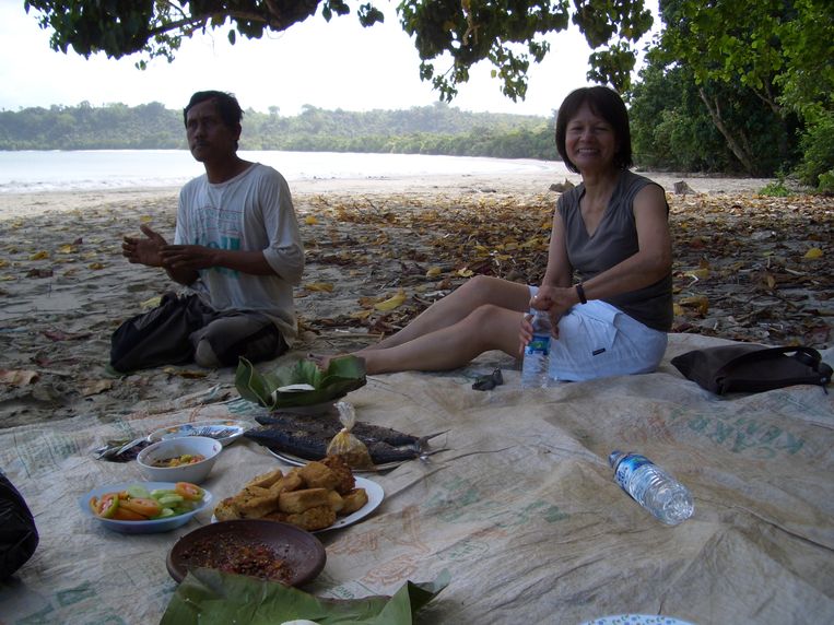 Pick­nicken op het eiland Nusa Kambangan. We eten er de lekkerste tofu en tempé ooit. Beeld Ann-Marie Cordia