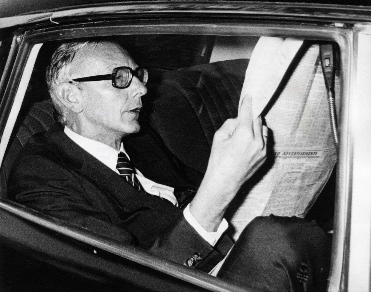 Max van der Stoel (P.v.d.A), minister van Buitenlandse Zaken in het kabinet den Uyl, leest een krant in de auto. Nederland, 30 oktober 1973. Beeld Hollandse Hoogte / Spaarnestad Photo