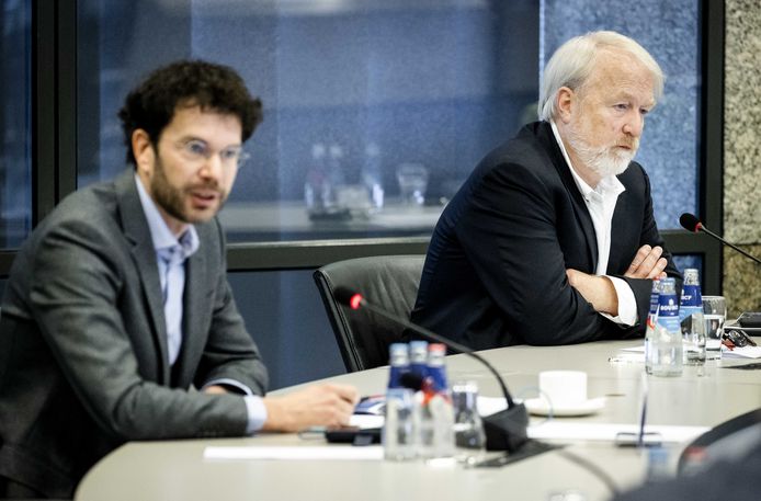 Jaap van Delden en Jaap van Dissel van het RIVM tijdens een technische briefing over de ontwikkelingen rondom het coronavirus in de Tweede Kamer.