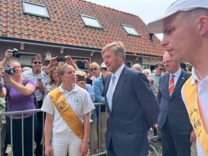 Koning Willem-Alexander op bezoek in Nieuw- en Sint Joosland: ‘Prachtig om die Zeeuwse paarden te zien’