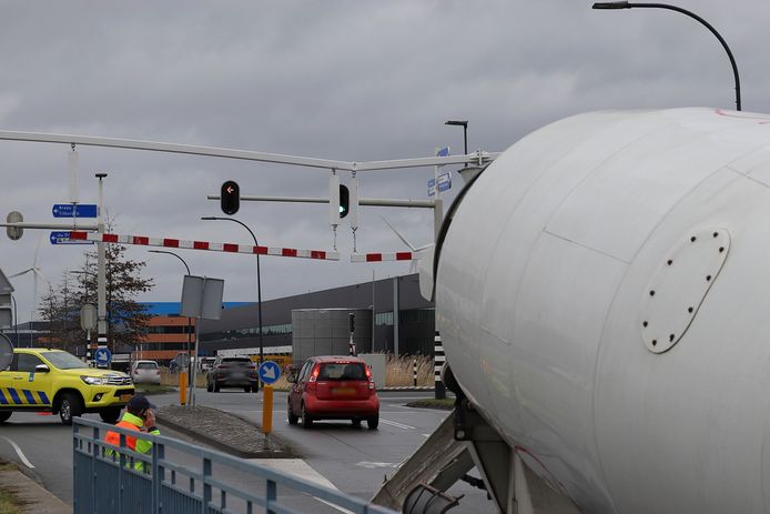 Een cementwagen klapte tegen de waarschuwingsbalk voor het viaduct aan de Hertog Janstraat in Waalwijk.