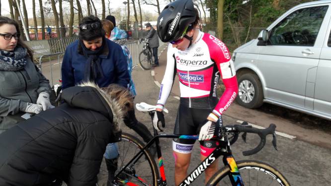 Loes Sels de beste in Rucphen, Thalita de Jong met pech uit koers