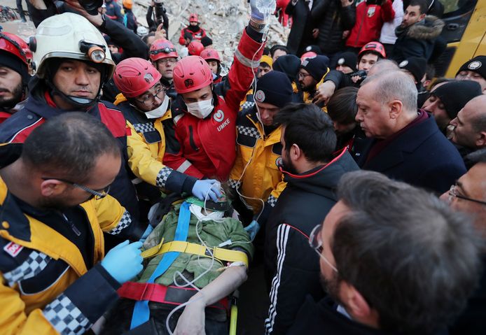 Reddingswerkers in Elazig hebben sinds vrijdag 45 mensen vanonder het puin gehaald.