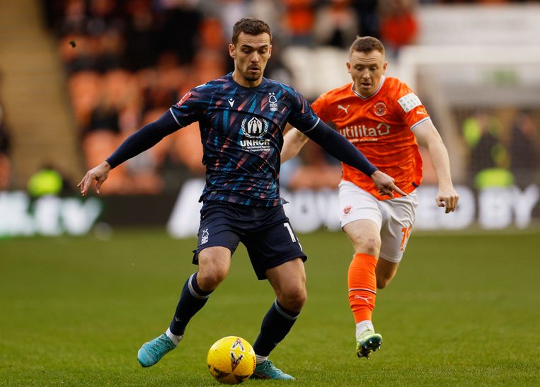 Nottingham Forest-speler Harry Toffolo in actie tegen Blackpool in de FA Cup. Beeld Action Images via Reuters