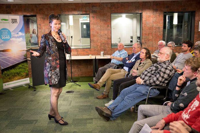 Marjan Minnesma van Urgenda aan het woord bij HW Wonen in Oud-Beijerland.