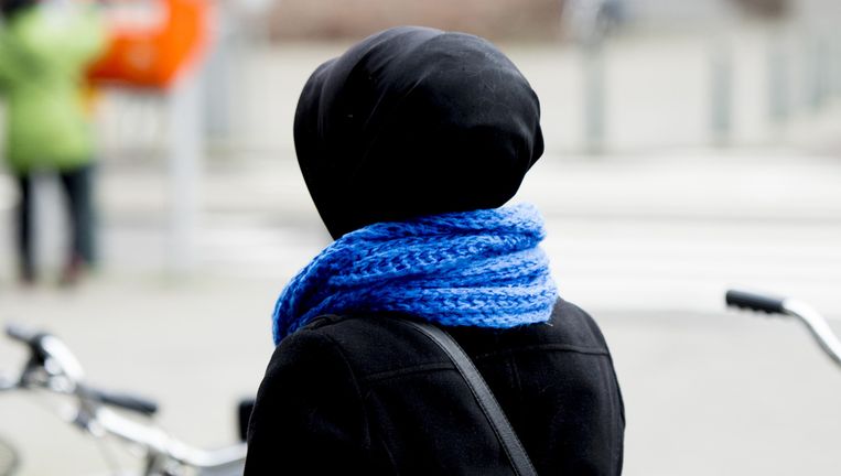 Een bedrijf mag een werkneemster verbieden een hoofddoek te dragen, oordeelde het Europees Hof van Justitie. Beeld ANP