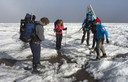 Meteoroloog Helga van Leur (2e L) doet samen met Nederlandse wetenschappers onderzoek bij het eiland Edgeøya, aan de oostkant van eilandengroep Spitsbergen.