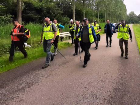 Oud-militairen zoeken massaal mee naar vermiste Deventenaar bij Zwolle: ‘Het is een enorm gebied’