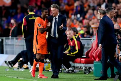 Van Gaal en Oranje aan het feest: noorderburen winnen met 4-0 tegen een zwak Montenegro