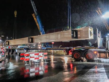 Imposante lading in Zwolle: eerste delen van nieuwe brug komen aan bij station