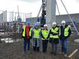 Willy en Veerle Naessens, Sabine De Clercq, burgemeester Dehandschutter en Germain Ghys (VF Europe) bij de eerste kolomzetting van het nieuwe hoogbouwmagazijn.
