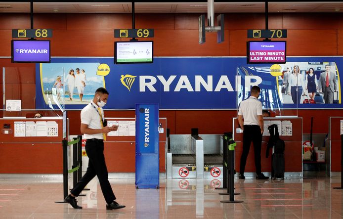 Helemaal geen drukte aan de Ryanair-balie op de luchthaven van Barcelona. Foto uit juli 2020.