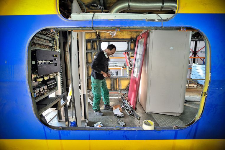 Een trein in de werkplaats van Nedtrain. Vakbond FNV Spoor zegt dat de NS al twintig jaar het kankerverwekkende chroom 6 verf gebruikt voor treinen. september 2014. Beeld ANP /  ANP