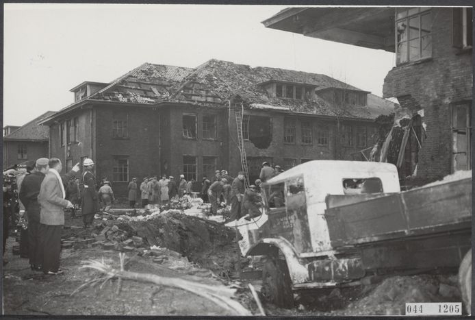 Beschadigd gebouw van de Kolonel Palmkazerne in Bussum na de vliegtuigcrash in 1957.