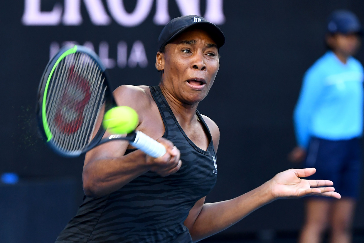 Venus Williams haalt uit met de forehand op de Yarra Valley Classic, een voorbereidingstoernooitje in Melbourne. Beeld AFP