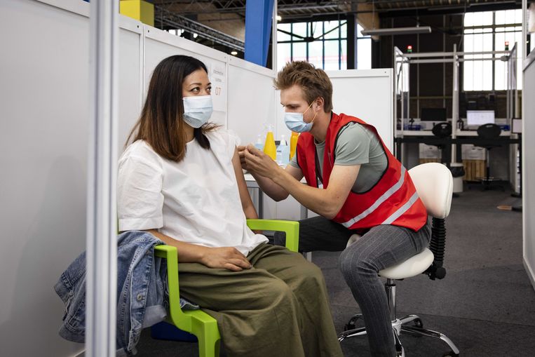 Iemand wordt gevaccineerd in de NDSM-loods in Amsterdam. Beeld ANP