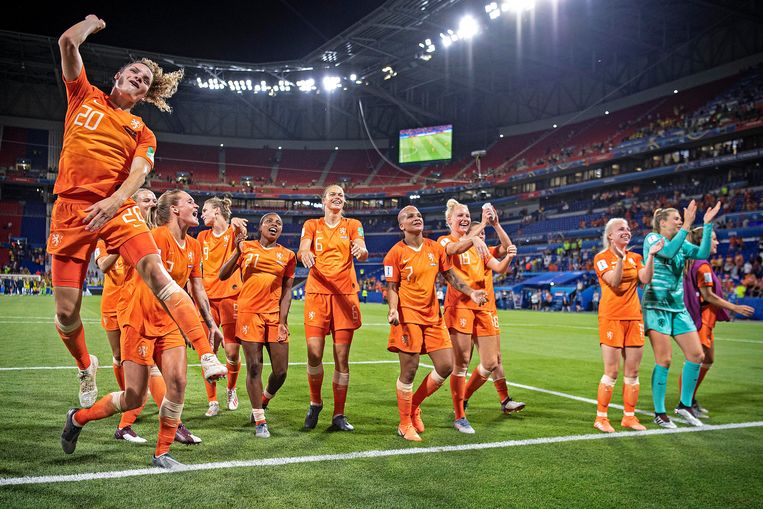 Oranje viert feest, de finale is bereikt.  Beeld Guus Dubbelman / de Volkskrant