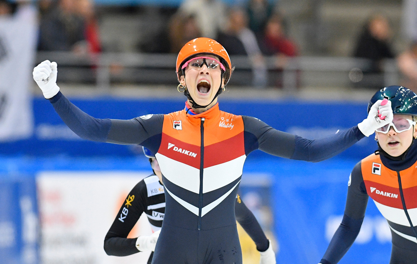 Suzanne Schulting en Sjinkie Knegt beginnen ondanks commotie uitstekend aan wereldbekerfinale