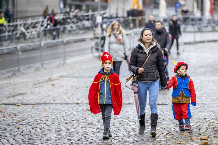Kinderen in afwachting van Sinterklaas die aankomt in Maastricht.