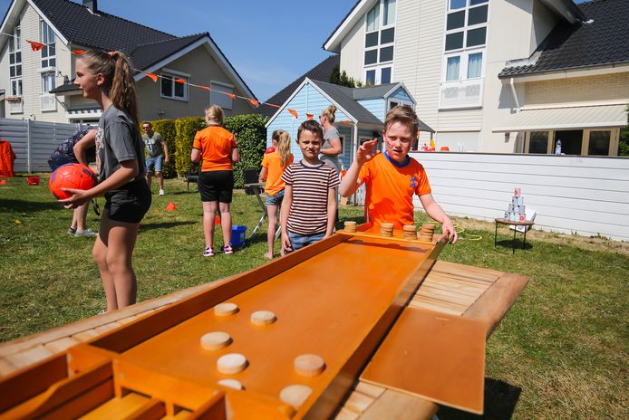 Het is lekker weer, dus organiseren mensen wel koningspelen in de open lucht, nabij huis.