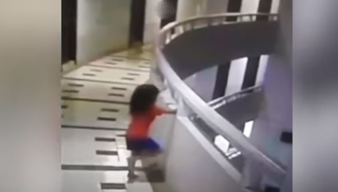 Une petite fille somnambule est tombée du onzième étage