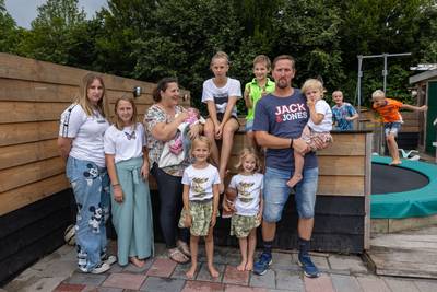 Tv-familie Jelies (met 9 kinderen) zet hun huis in Tollebeek te koop: ‘We hebben grootse plannen’