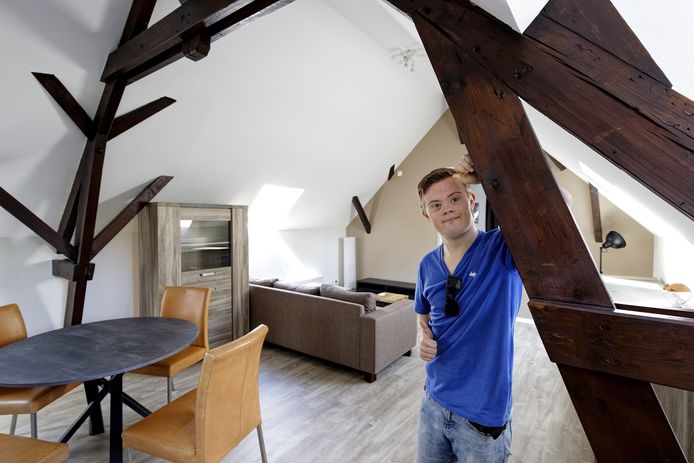 Timo in zijn nieuwe appartement in de oude pastorie in Boxtel.