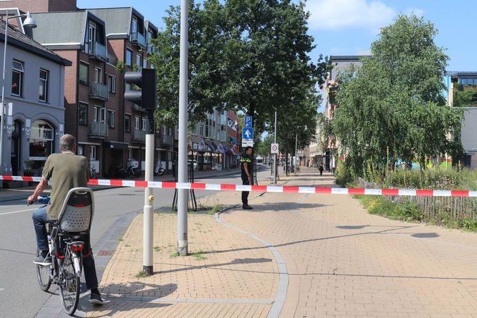 De Stationsstraat is deels afgesloten met rood-wit lint van de politie.
