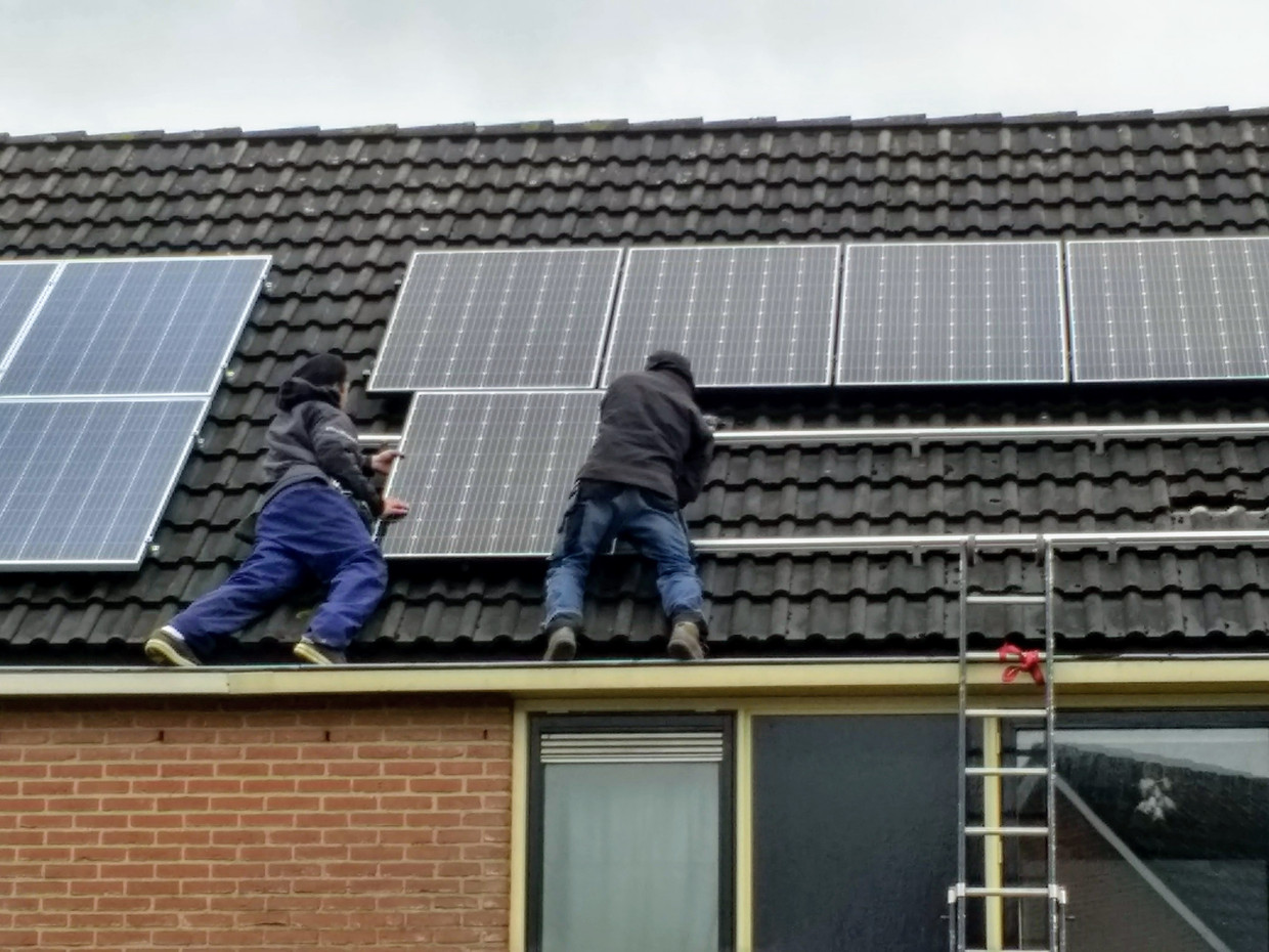 Zonnepanelen leveren al enkele jaren veel werkgelegenheid op. Sinds kort wordt er in Nederland elke vijf seconden ergens een paneel gemonteerd, 24 uur per dag, 365 dagen in het jaar. Beeld Vincent Dekker