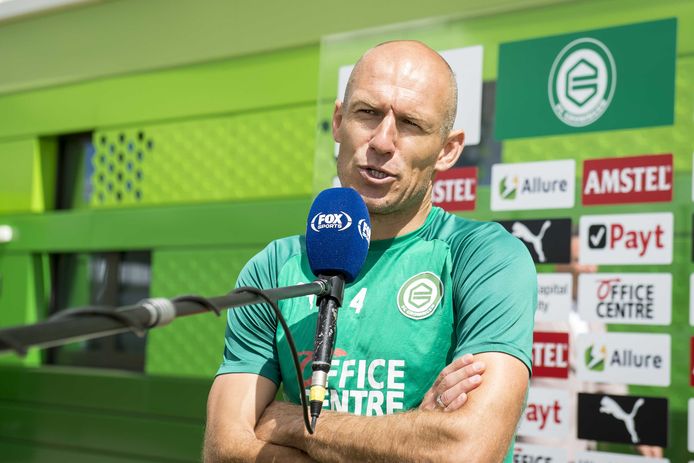 Arjen Robben staat zendgemachtigde FOX Sports te woord.