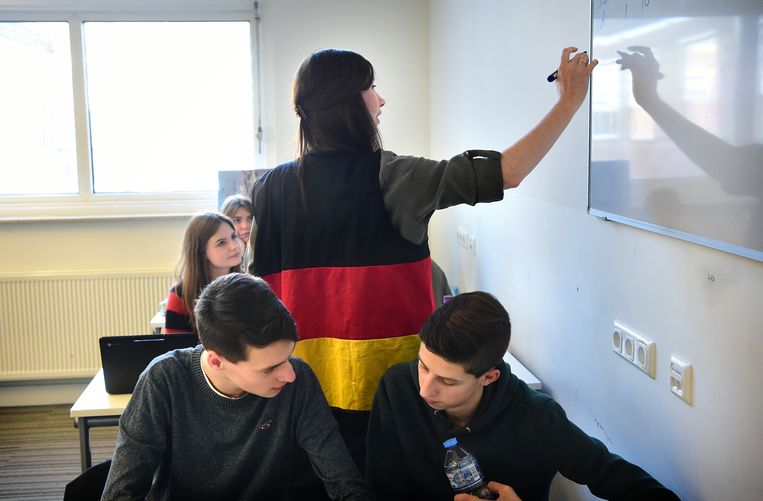 Duitse les aan leerlingen van 5 Havo op een middelbare school in Tilburg.  Beeld Marcel van den Bergh / de Volkskrant