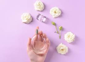 Spuit je parfum op déze plekken en je ruikt ’m de hele dag